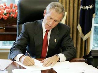 Президент США Джордж Буш в пятницу подписал несколько исполнительных указов о реформировании американской разведки