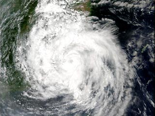 Мощный тайфун "Чаба" приближается к юго-западному побережью Японии