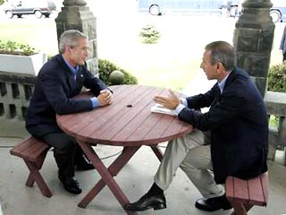 Президент США Джордж Буш признал в интервью телекомпании NBC, что его соперник в президентской гонке сенатор Джон Керри проявил "больше героизма", подвергнув себя опасности во Вьетнаме