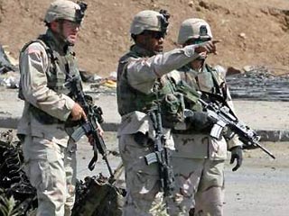 Иракские полицейские патрулировали железную дорогу и нефтяной объект, когда их обстреляли американские солдаты, прочесывавшие местность в этом районе