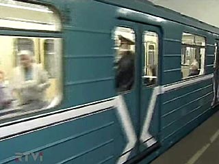 Накануне поздно вечером в вагоне электропоезда на станции метро "Рижская" произошла драка, которая закончилась тем, что один из ее участников достал нож и набросился на своих оппонентов