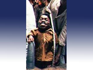Ранее самым низким человеком мира, согласно Книге рекордов Гиннесса, считался Гуль Мухаммад из Индии, скончавшийся в 1997 году в возрасте 36 лет. Его рост составлял всего 57 см