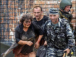 15:40 Начальник информационно-аналитического управления президента Северной Осетии Лев Дзугаев впервые признал, что число заложников в школе в Беслане превышало тысячу человек