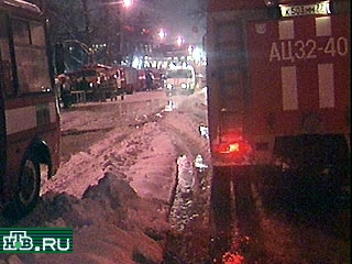 Еще один сильный пожар возник сегодня ближе к утру на территории оборонного предприятия "Темп" на Юге Москвы по адресу Каширское шоссе, 13