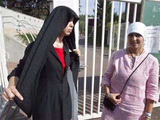 С начала нового учебного года во Франции вступил в силу закон, запрещающий ношение в государственных школах религиозной одежды и символов, в том числе христианских крестов крупного размера, иудейских шапочек-кип и мусульманских головных платков