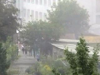 Из школы в Беслане вырвалась группа заложников. По словам очевидцев, солдаты выносят детей от школы