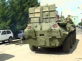 На юге Беслана боевиков расстреливают танки