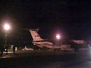 Два самолета Ил-76 МЧС России с оборудованием и спасателями в ночь на субботу прибыли из Москвы в Беслан