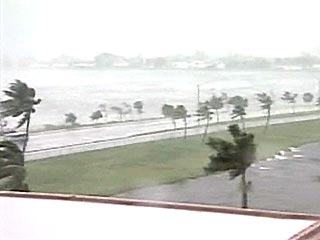 Ураган "Фрэнсис" обрушился на западное побережье США, передает CNN. . Президент США Джордж Буш объявил штат Флорида зоной "крупного бедствия"