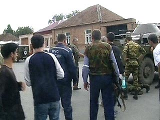 Три человека задержаны в субботу в Беслане по подозрению в нападении на школу номер 1. Об этом "Интерфаксу" сообщил в воскресенье источник в правоохранительных органах Северной Осетии