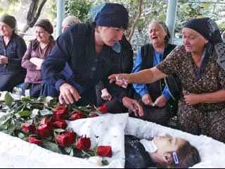 На городском кладбище Беслана в воскресенье были похоронены 18 погибших во время теракта в школе номер 1. Из них шесть человек моложе 16 лет
