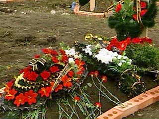 В Беслане в понедельник продолжатся похороны жертв теракта. По официальным данным, в ходе операции по освобождению заложников погибли 323 человек, еще 12 пострадавших скончались позднее в больнице