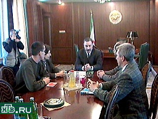 В Ингушетии состоялась встреча президента Руслана Аушева с освобожденным в Чечне сотрудником гуманитарной организации "Врачи без границ" Кеннетом Глаком