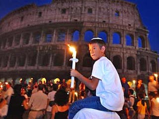 Сотни тысяч жителей и гостей Рима выразили чувство солидарности с детьми далекого Беслана и протест против чудовищного преступления, совершенного террористами