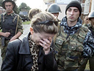 Российские и международные правозащитники выражают серьезную озабоченность в связи с тем, что власти скрывали масштабы трагедии в Беслане, в том числе дезинформируя общественность в отношении числа заложников