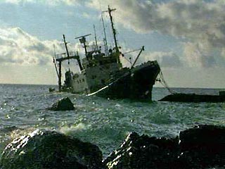 На севере южнокурильского острова Кунашир затонула российская рыболовная шхуна, один человек погиб
