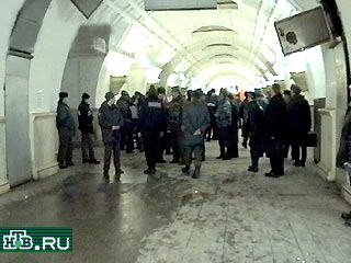 Как установили эксперты ФСБ, в Москве на станции метро "Белорусская" сработало безоболочное устройство, начиненное комбинированным зарядом взрывчатого вещества массой 250-300 г в тротиловом эквиваленте