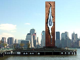 В третью годовщину терактов 11 сентября 2001 года мемориал в память об их жертвах, выполненный Зурабом Церетели, на противоположном от места трагедии берегу Гудзона установлен не будет