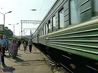 Первый поезд Сухуми-Адлер-Москва с прицепными вагонами из Сухуми отошел от перрона сухумского железнодорожного вокзала в 17:00 по московскому времени в пятницу