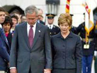 Джордж Буш и члены американского правительства приняли участие в минуте молчания, почтив память жертв терактов 11 сентября 2001 года в США