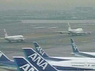 В аэропорту Токио загорелся самолет: объявлена тревога