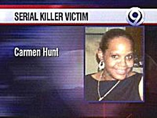 Полиция установила личность пятой жертвы маньяка из Канзас-Сити. Погибшей, труп которой был обнаружен 3 сентября, оказалась 40-летняя Кармен Хант. Ее семья заявила об исчезновении женщины 15 июля. В последний раз ее видели 14 июня в её доме