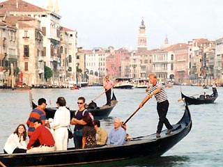 В Венеции будут существенно ограничены групповые катания на гондолах под серенады