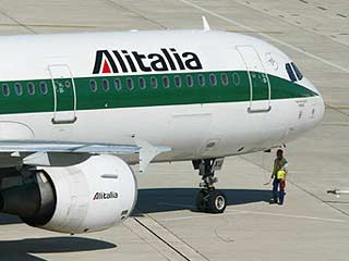 Авиакомпания Alitalia убедила профсоюзы в необходимости заморозить зарплату и уволить 2500 человек