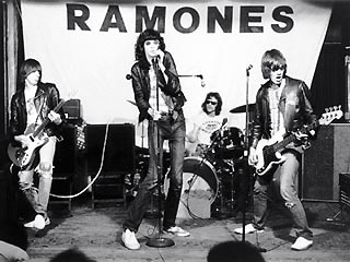 Группа Ramones была основана в 1974 году в Нью-Йорке, их дебютный альбом увидел свет через два года