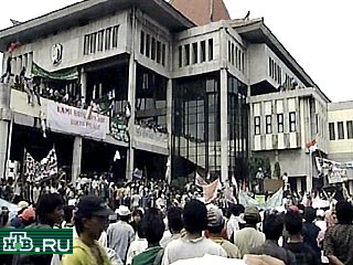В Индонезии демонстрация в поддержку президента страны закончилась столкновениями с полицией и погромом в штабе оппозиционной партии