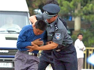 В небольшом городке в районе Йинг провинции Шаньдун неизвестный преступник напал на учащихся начальной школы. Он ранил ножом 25 детей и в течение часа удерживал в заложниках девятилетнюю девочку, прежде чем полиции удалось его схватить