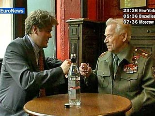 Совершив один из самых броских шагов в современном маркетинге, предприниматель по имени Джон Флори "завербовал" 84-летнего российского генерала, создавшего автомат АК-47, сделав его лицом нового бренда водки