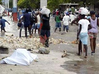 В среду на Гаити начали хоронить жертв тропического урагана "Жанна", унесшего, по последним данным, жизни более 700 человек
