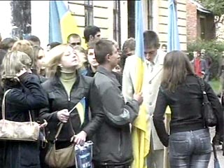 Нападение на кандидата на пост президента Украины Виктора Януковича произошло, когда он прибыл в Прикарпатский университет им. Стефаника