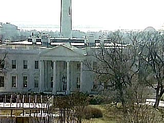 В 19:36 по московскому времени на территорию Белого Дома в Вашингтоне проник неизвестный с оружием в руках
