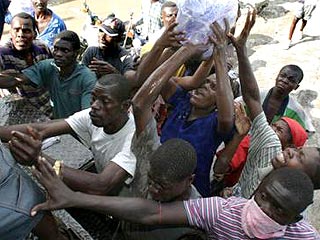 Жители Гаити штурмом берут центры по распределению продуктов