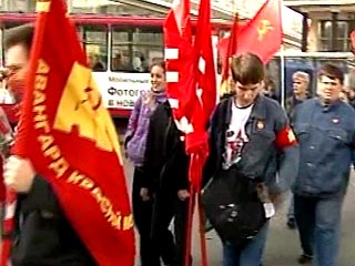 На Красной площади в воскресенье около 14 часов "Авангард красной молодежи" провел несанкционированную акцию под лозунгом "Путина в отставку!"