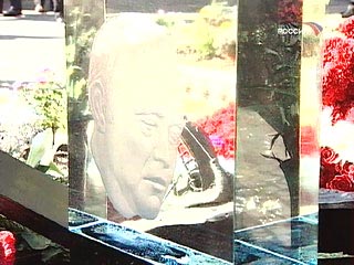 В Москве открыт памятник на могиле Юрия Сенкевича