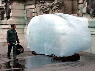 В центре Парижа на Елисейских полях появился айсберг
