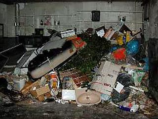 Пожилой украинец провел семь дней под завалами мусора в собственной квартире