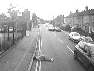 В Великобритании камеры безопасности засняли, как десятки водителей проезжали мимо раненой женщины, лежащей на обочине дороги. Никто не остановился и не постарался ей помочь, не позвонил в полицию или "скорую помощь"