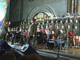 Знаменитому армейскому ансамблю уже доволилось выступать в главном православном храме России. Теперь он покажет свое искусство Папе Римскому