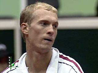Николай Давиденко вышел в полуфинал теннисного турнира в Палермо