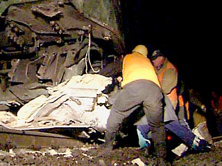 Крупное дорожно-транспортное происшествие произошло в ночь на понедельник в Оренбургской области. По предварительным данным, в результате столкновения поезда и автомобиля погибли три человека