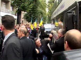 Генеральная прокуратура Украины возбудила два уголовных дела в отношении инцидента в Ивано-Франковске с премьер-министром Виктором Януковичем