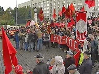 По улице Красная Пресня в направлении Дома правительства РФ идут представители различных общественных организаций, политических партий