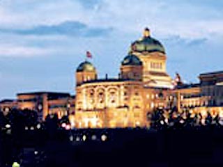 Здание Федерального дворца Швейцарии в Берне, в котором заседают правительство и парламент страны, было частично эвакуировано в среду из-за угрозы взрыва