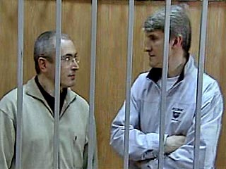 Ходорковский и Лебедев проходят по делу о незаконном завладении 20-процентным государственным пакетом акций ОАО "Апатит". Они обвиняются по одним и тем же семи статьям Уголовного кодекса