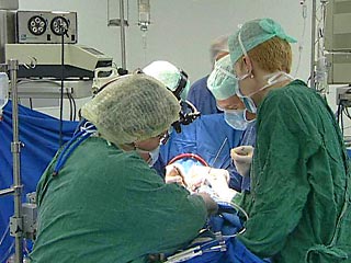 Новозеландские медики успешно провели длившуюся 22 часа операцию по разделению "сиамских близнецов", сообщает в четверг газета New Zealand Herald