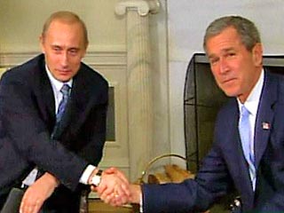 В 2003 году Буш восторженно говорил: "Я уважаю представление Путина о будущем России: это страна, мирно развивающаяся внутри своих границ, живущая в мире с соседями и со всем миром, страна, где процветают демократия и власть закона"